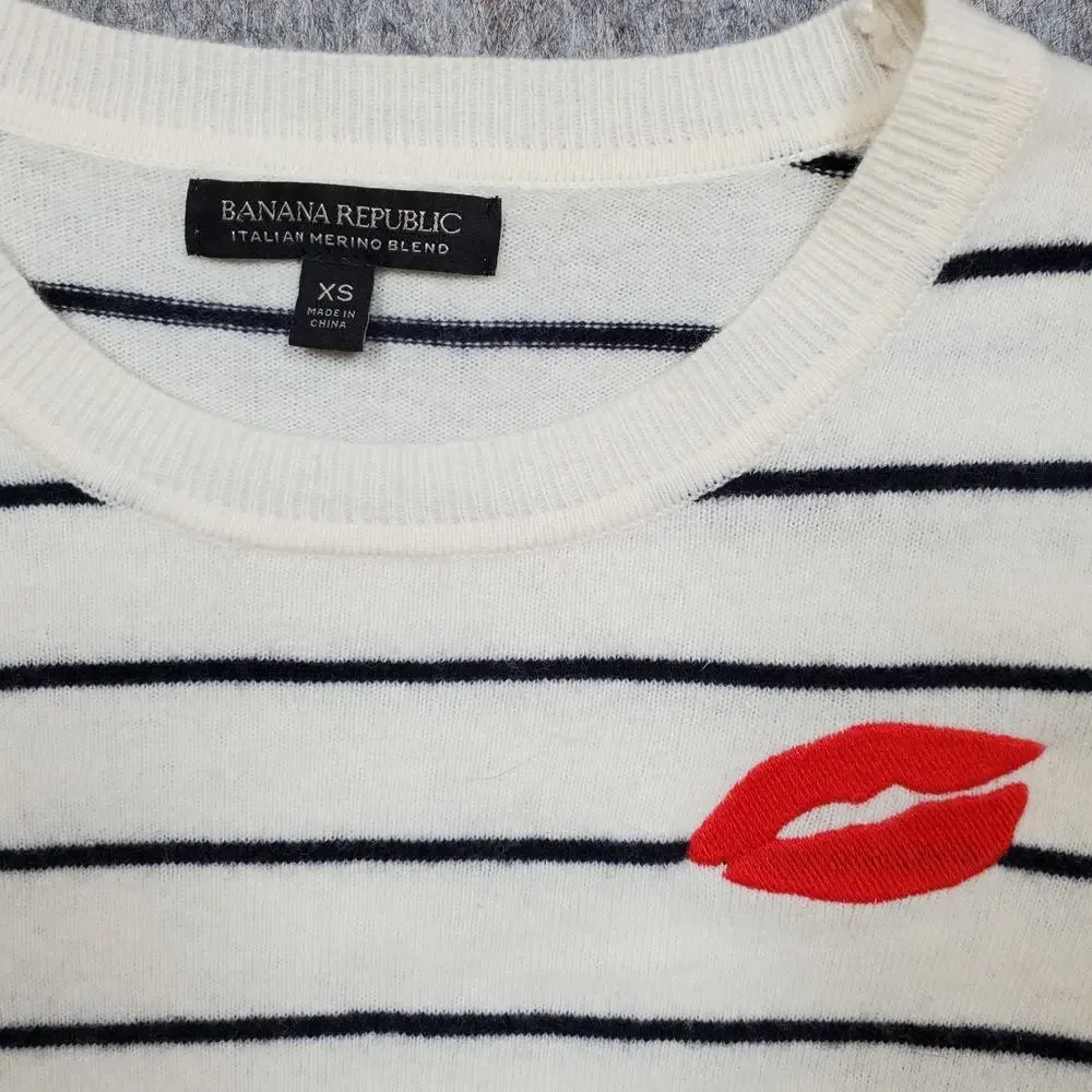 Banana Republic Sweater Womens Extra‎ Small Merino Wool Novelty Kiss Valentine